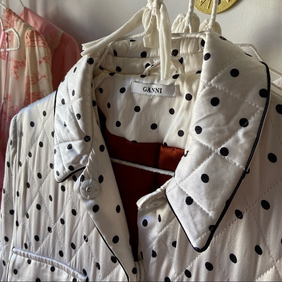 SATIN QUILTED B&W POLKA DOT THROW by Ganni 🦢 - Picture 3 of 6